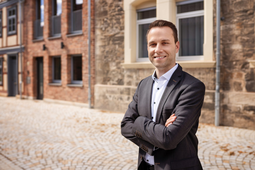 Dennis Berger, Kandidat als Bürgermeister für Wolfenbüttel 2021, am Schlossplatz Wolfenbüttel
