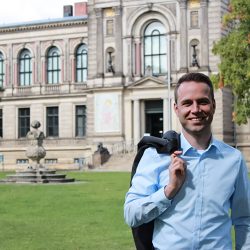 Dennis Berger vor der Herzog August Bibliothek in Wolfenbüttel - Wissen das die Zukunft sichert