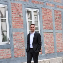 Dennis Berger vor einem Fachwerkhaus in Wolfenbüttel - Mehr Flair das unsere Stadt belebt